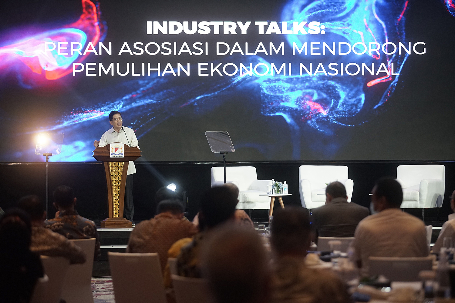 Wakil Ketua Umum Kadin Indonesia bidang Pengembangan Pengusaha Nasional, Arsjad Rasjid berdialog dengan para pengusaha yang tergabung dalam perwakilan asosiasi pengusaha nasional