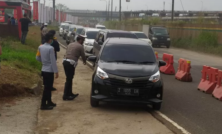 Polisi memeriksa kendaraan yang keluar dari Gerbang Tol Cileunyi, Kabupaten Bandung, Jawa Barat