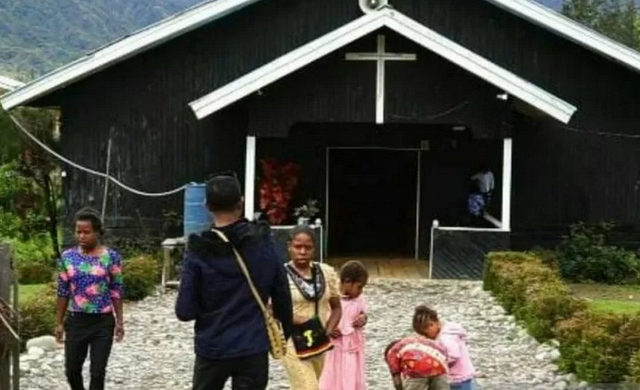 Warga Ilaga mendatangi gedung gereja setempat untuk melaksanakan ibadah Minggu (9/5/2021).