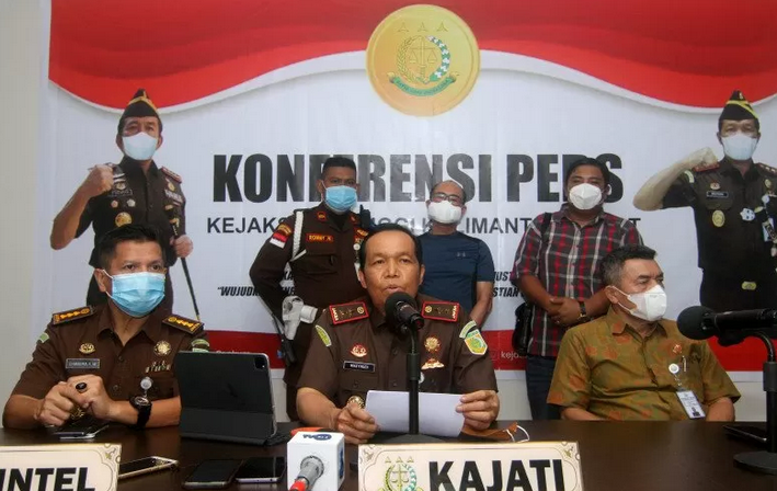 Arsip-Kepala Kejaksaan Tinggi (Kejati) Kalimantan Barat Masyhudi (duduk tengah) didampingi Wakil Kajati Juniman Hutagaol (kanan) dan Asintel Kejati Chandra Yahya Wello (kiri)