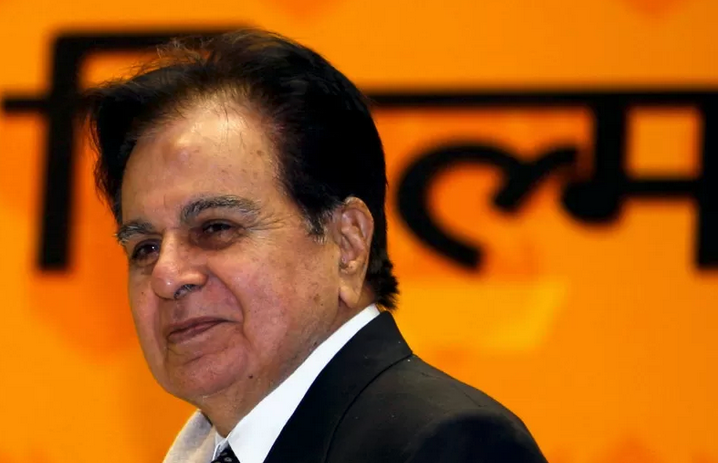 Dilip Kumar setelah mendapatkan penghargaan pencapaian seumur hidup dari Presiden India Pratibha Patil di penghargaan film nasional, New Delhi, 2 September 2008