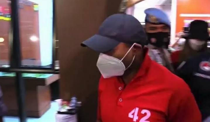 Pasangan suami istri Ardiansyah Bakrie dan Nia Ramadhani dibawa keluar dari Polres Metro Jakarta Pusat untuk dilakukan pengembangan kasus dan penggeledahan, Kamis malam (08/07/2021).