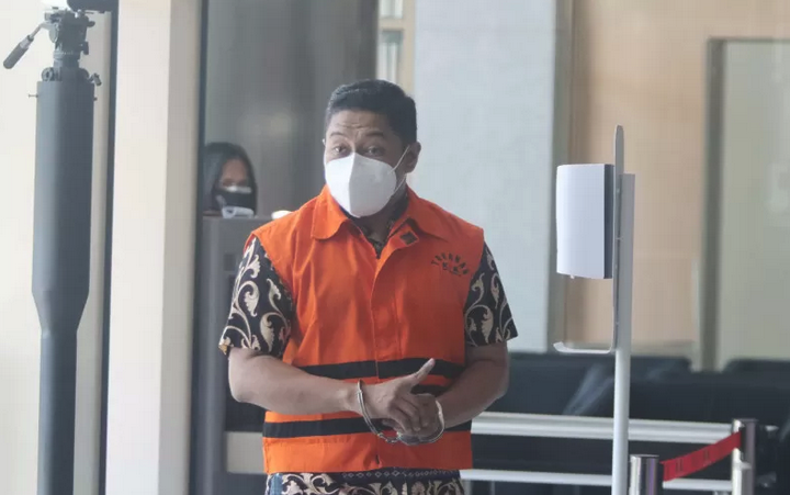 Dokumentasi - Tersangka mantan penyidik KPK Stepanus Robin Pattuju berjalan memasuki ruangan saat akan menjalani pemeriksaan di Gedung Merah Putih KPK, Jakarta, Jumat (2/7/2021). (dok.antara)
