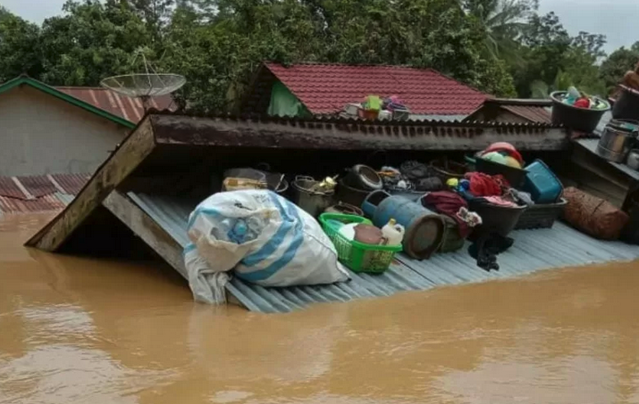 Kondisi banjir yang merendam ribuan rumah di sejumlah kecamatan di Kabupaten Kapuas Hulu, Provinsi Kalimantan Barat, Kamis (15/7/2021).