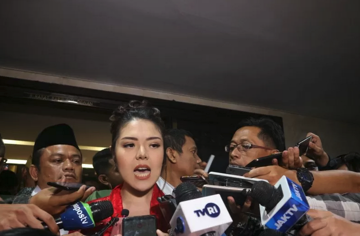 Agustina Hermanto (Tina Toon) menjawab pertanyaan wartawan usai dilantik menjadi anggota DPRD DKI Jakarta periode 2019-2024 di Gedung DPRD DKI Jakarta, Senin (26/8/2019).