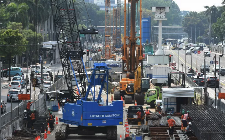Ilustrasi- Pekerja menyelesaikan proyek pembangunan MRT Jakarta fase 2A di kawasan Jalan MH Thamrin, Jakarta, Minggu (6/6/2021).