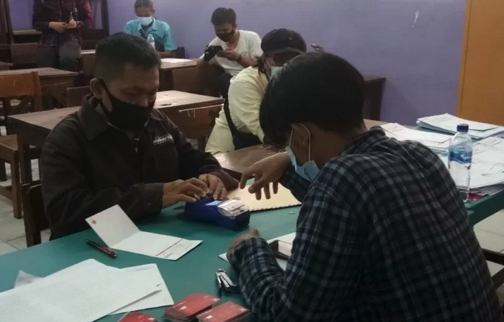 Pelaksanaan penyaluran Bantuan Sosial Tunai (BST) di SD Negeri 01 Petamburan, Jakarta Pusat, Senin. (dok.antara)