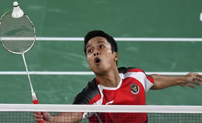 Pebulutangkis tunggal putra Indonesia Anthony Sinisuka Ginting mengembalikan kok ke arah tunggal putra China Chen Long dalam semifinal Olimpiade Tokyo 2020 di Musashino Forest Sport Plaza, Tokyo, Jepang, Minggu (1/8/2021)