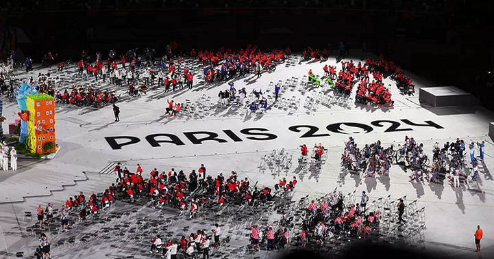 Mural bertuliskan "Paris 2024" mewarnai penutupan Paralimpiade Tokyo 2020 di Olympic Stadium, Tokyo, Jepang (5/9/2021).