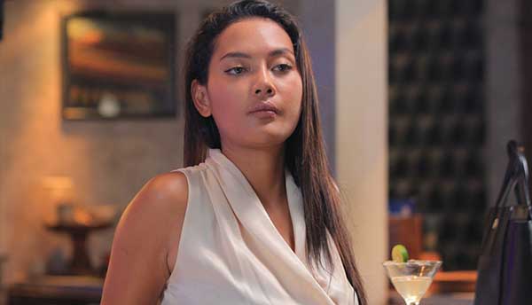 aktris Erika Carlina