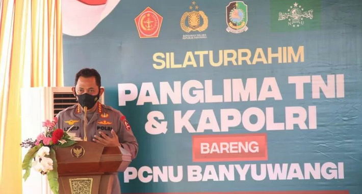 Kapolri Jenderal Pol Listyo Sigit Prabowo memberikan sambutan dalam kegiatan silaturahmi dengan PCNU Banyuwangi, Jawa Timur, Kamis (14/10/2021).