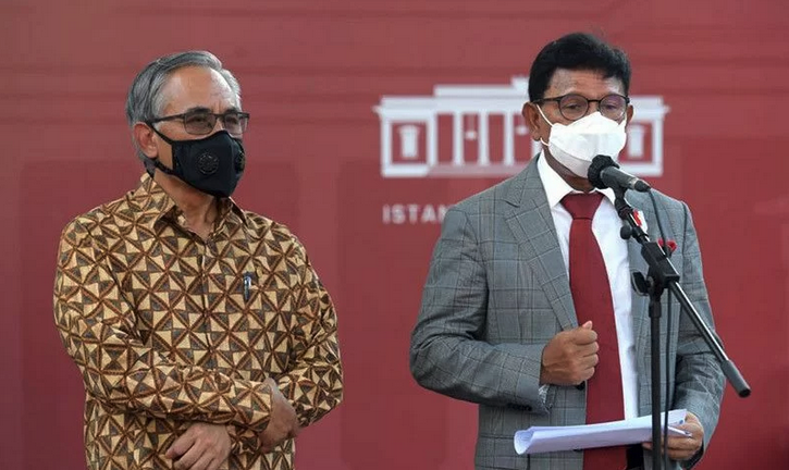 Ketua Dewan Komisioner Otoritas Jasa Keuangan (OJK) Wimboh Santoso (kiri) dan Menteri Komunikasi dan Informatika (Menkominfo) Jhonny G. Plate memberikan keterangannya usai rapat bersama Presiden di lingkungan Istana Presiden Jakarta, Jumat (15/10/2021).