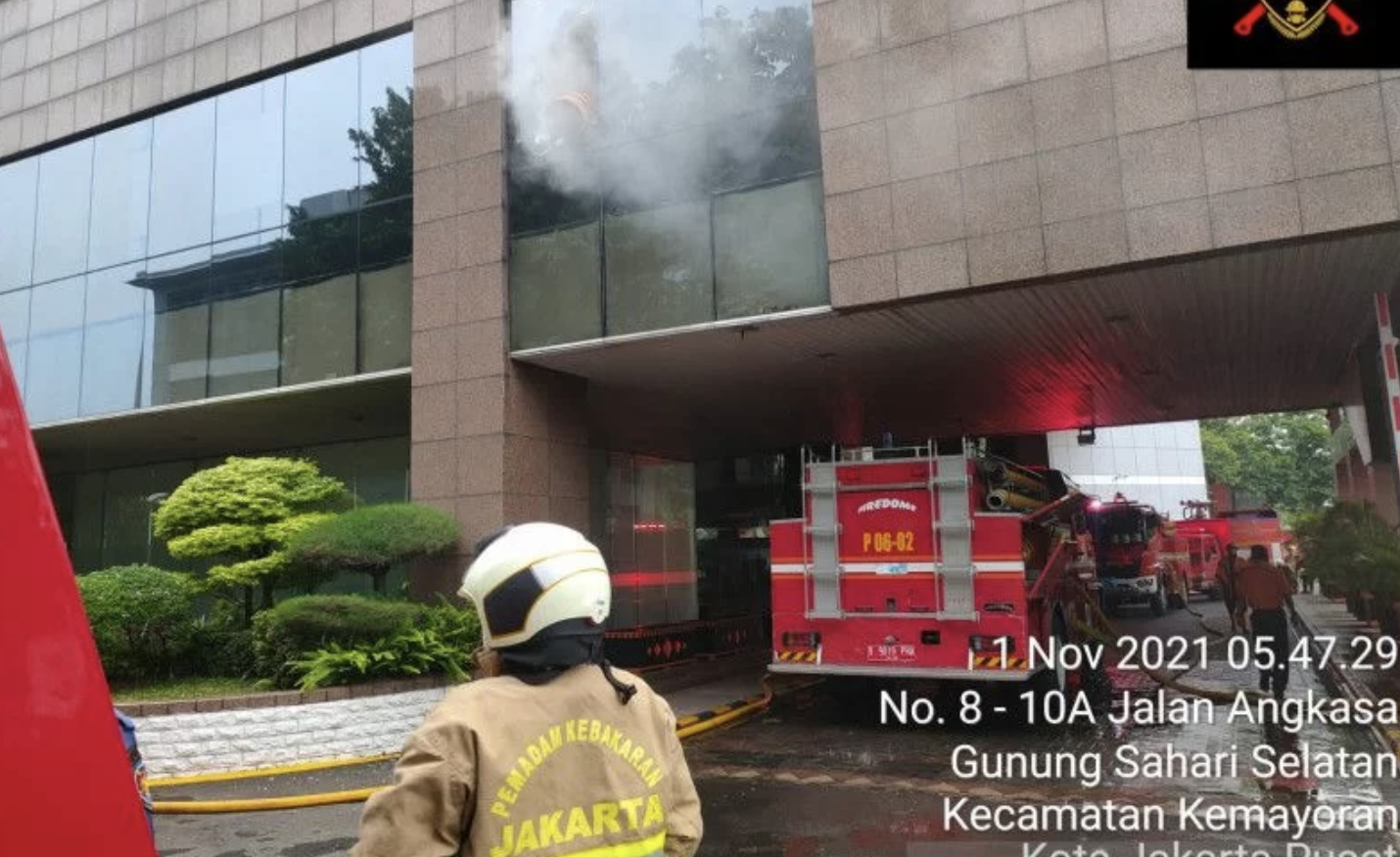Kantor Badan SAR Nasional (Basarnas) di Jalan Angkasa Raya, Jakarta Pusat, mengalami kebakaran pada Senin (1/11/2021) pagi. foto : Sudin Gulkarmat Jakarta Pusat
