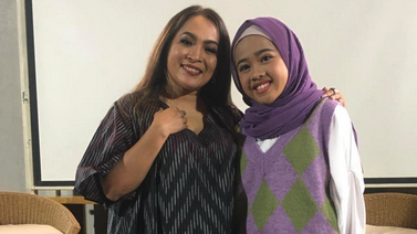 Rieka Roslan ‘Lahirkan’ Penyanyi Cilik Ainun Mahya