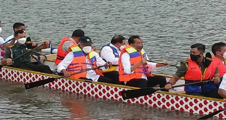 Presiden Joko Widodo Mendayung Perahu Naga