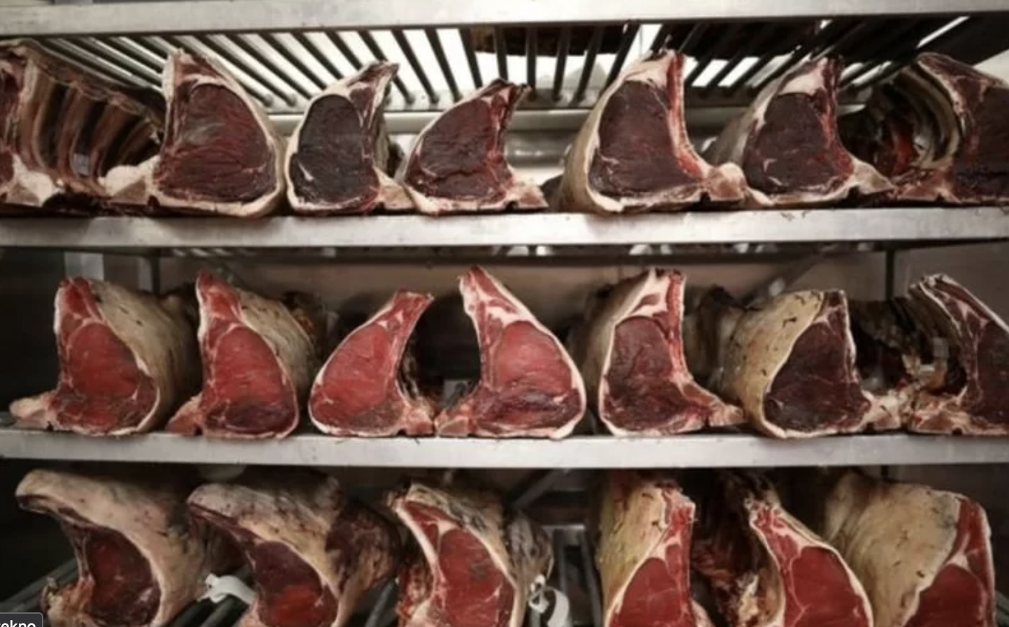 Dokumen foto potongan daging sapi dewasa di rak di dalam lemari pendingin.