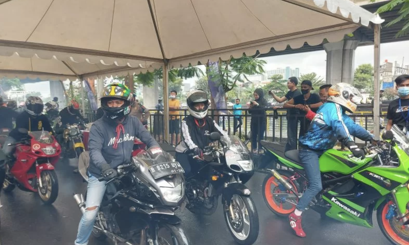 Ratusan pebalap motor jalanan atau yang bisa disebut joki meramaikan gelaran "street race" yang digelar oleh Polda Metro Jaya di Kawasan Taman Impian Jaya Ancol, Jakarta Utara, Minggu (16/1/2022).