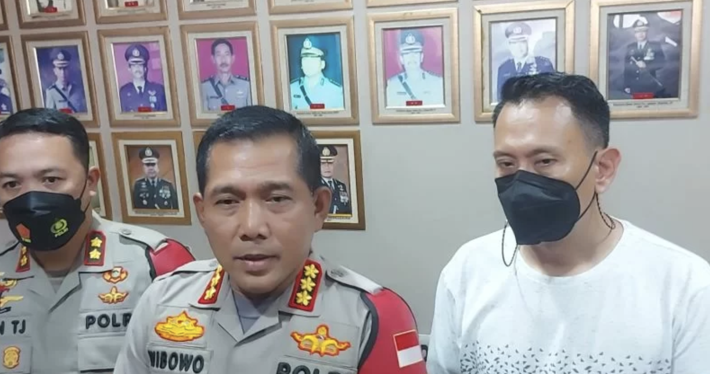 Kapolres Metro Jakarta Utara Kombes Pol Wibowo (tengah) bersama Wakapolres Metro Jakarta Utara AKBP Erlin Tang Jaya (kiri) saat ditemui wartawan di Jakarta Utara, Senin (17/1/2022)