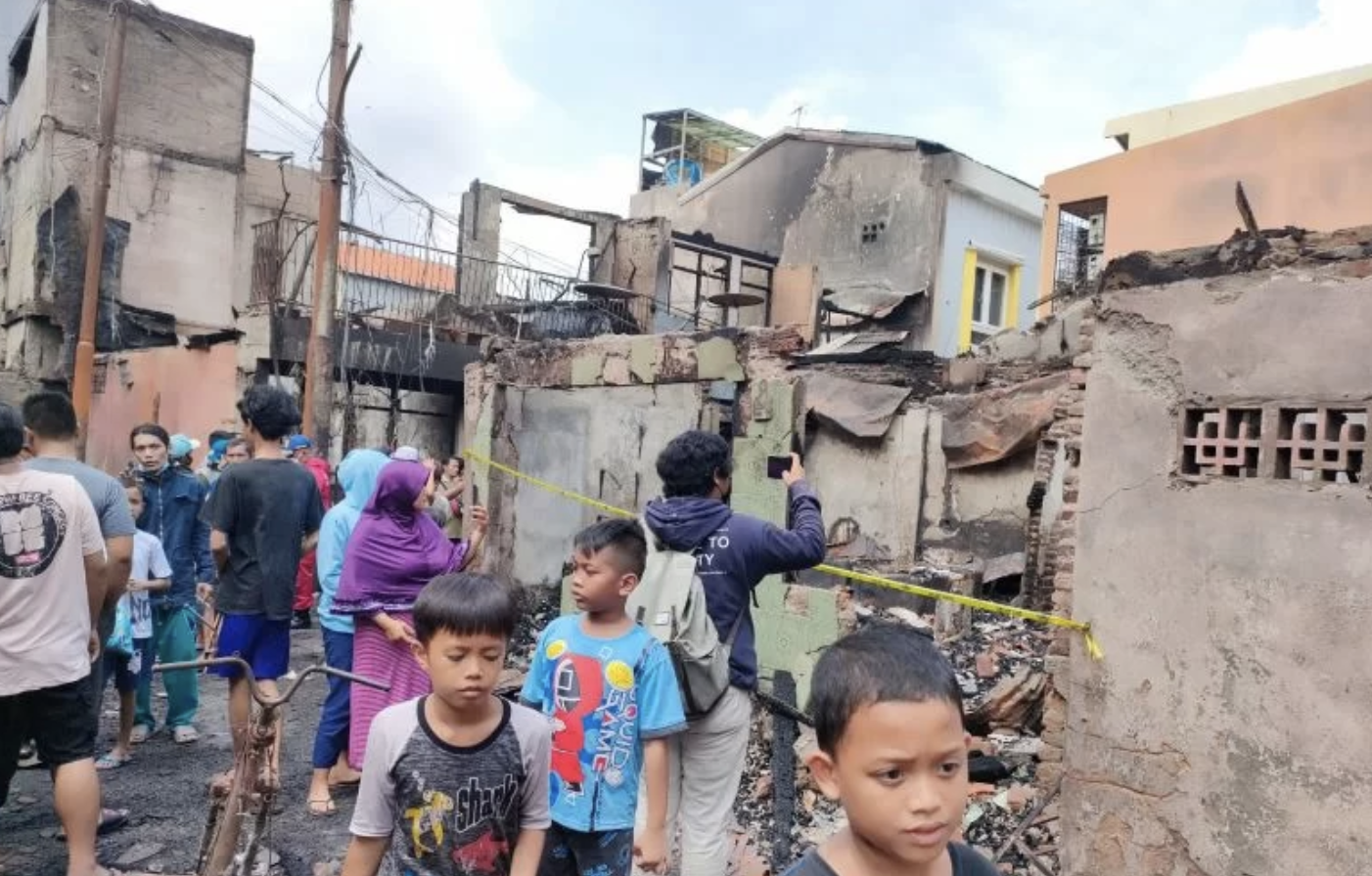 Warga mengungsi setelah kebakaran besar melandar di RW 009 Kelurahan Mangga Dua Selatan, Kecamatan Sawah Besar, Jakarta Pusat, pada Kamis (27/1) malam.