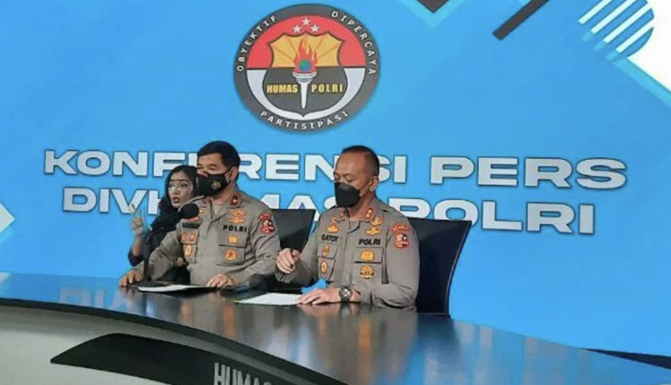 Arsip foto - Kepala Biro Penerangan Masyarkat (Karo Penmas) Divisi Humas Polri Brigjen Pol Ahmad Ramadhan (tengah) memberikan keterangan pers di Mabes Polri, Jakarta, Kamis (28/1/2022)