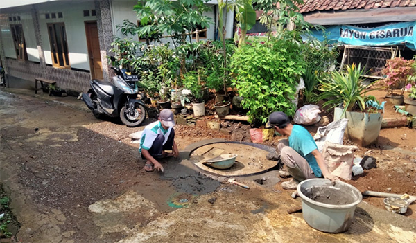 pembangun sumur resapan di kawasan puncak