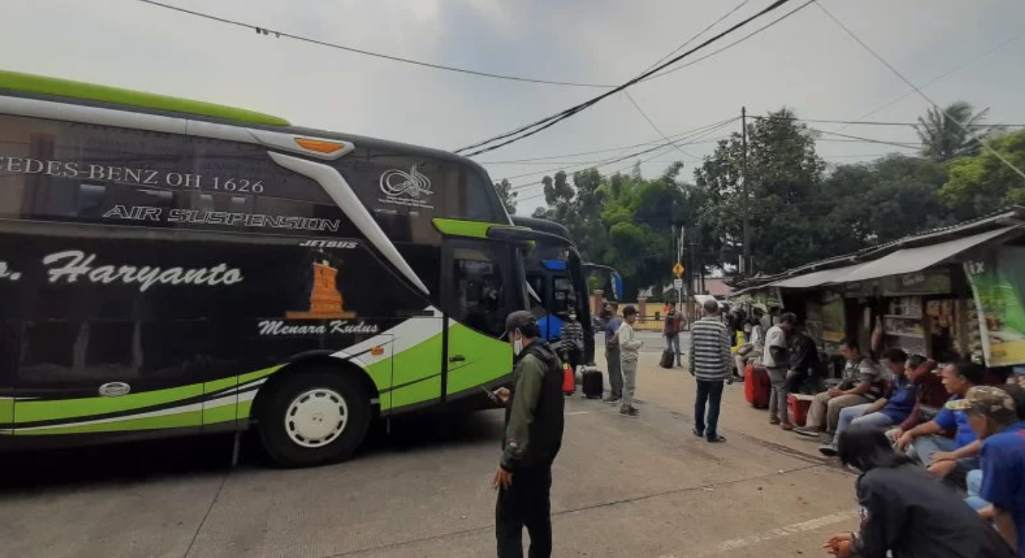 Sejumlah penumpang sedang menunggu keberangkatan bus di Terminal Lebak Bulus, Jakarta Selatan, Rabu (22/12/2021)