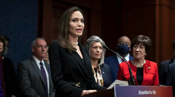 Angelina Jolie bicara di samping anggota Kongres mengenai Undang Undang Anti Kekerasan Terhadap Perempuan di Capitol Hill, Washington, AS (9/2/2022).
