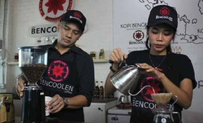Ilustrasi pelatihan keterampilan barista oleh Bencoolen Coffee.