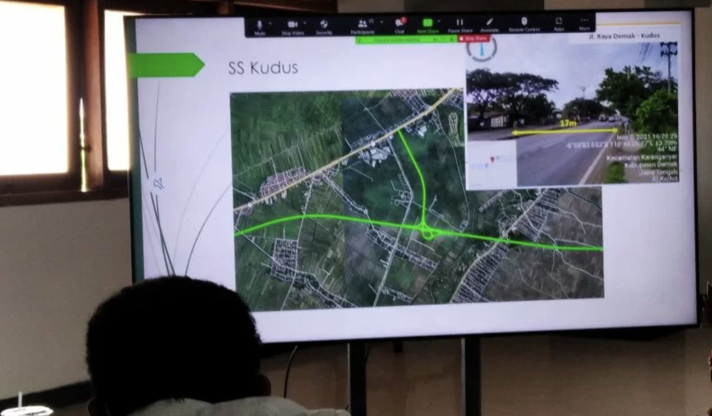 Seorang peserta konsultasi publik rencana Proyek Jalan Ruas Tol Demak-Tuban mengamati peta jalur tol di Gedung Lantai IV Setda Kudus, Jawa Tengah, Senin (21/2/2022).