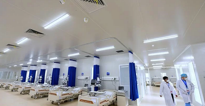 Ilustrasi - Dua orang tenaga kesehatan berjalan di salah satu ruang perawatan Rumah Sakit Modular Pertamina di Jakarta, Jumat (6/8/2021).