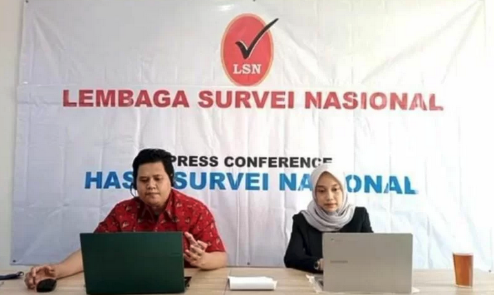 Direktur Eksekutif Lembaga Survei Nasional (LSN) Gema Nusantara Bakry (kanan) saat memaparkan hasil survei di Jakarta, Kamis (3/3/3022).