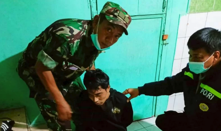 Anggota TNI menangkap pelaku penusukan di Cengkareng, Jumat (4/3/2022).