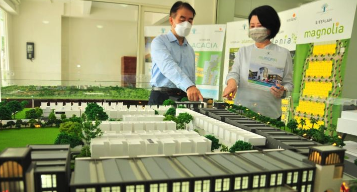 Direktur Pemasaran Intiland Wilayah Surabaya Harto Laksono didampingi Ratnasari Gunawan marketing koordinator Graha Natura meninjau lokasi pembangunan Aurora, sebauah area komersial baru di kawasan perumahan Graha Natura Surabaya, Jumat (4/3). Intiland berencana mengembangkan sebanyak 50 unit SOHO berbagai tipe di area komersial baru yang luasnya mencapai hampir satu hektar.