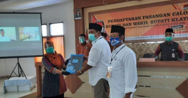 Prosesi pendaftaran One Krisnata-Muhammad Fajri di Kantor KPU Klaten, Sabtu (5/9).