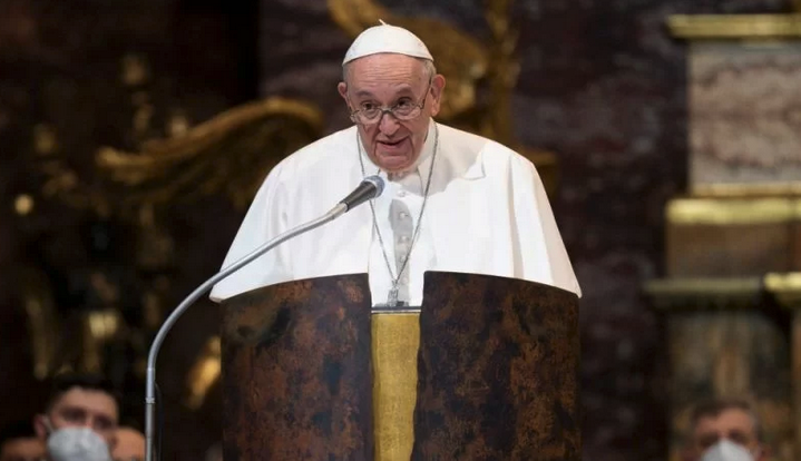 Paus Fransiskus berbicara di depan jemaat Misa Kudus di Roma, Italia, 12 Maret 2022. (Vatikan via Reuters/as)