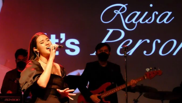 Raisa saat tampil membawakan sejumlah lagu dalam album baru "It’s Personal (The Album)" di XXI Lounge, Plaza Senayan, Jakarta, Kamis (17/3/2022).