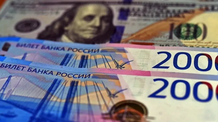 Uang kertas rubel Rusia terlihat dengan latar belakang uang dolar Amerika Serikat (AS) pada 2 Maret 2021. (Xinhua/Shi Hao)