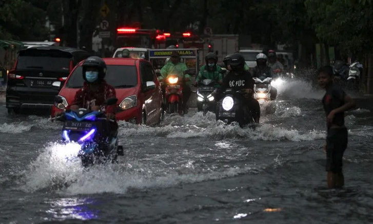 Hujan lebat menimbulkan genangan di Jalan Semarang, Kota Surabaya, Jawa Timur, Minggu (27/3/2022).
