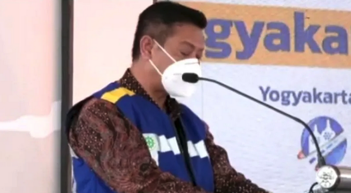 Sekretaris Daerah DIY R. Kadarmanta Baskara Aji memberikan sambutan saat peletakan batu pertama Tol Yogyakarta-Bawen di Kelurahan Tirtoadi, Mlati, Kabupaten Sleman, Provinsi Daerah Istimewa Yogyakarta (DIY), Rabu. (ANTARA/Luqman Hakim)