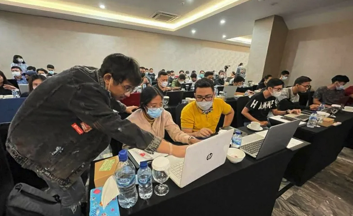 Dokumentasi - Fakar Suhartami Pratama saat mengajar trading. ANTARA