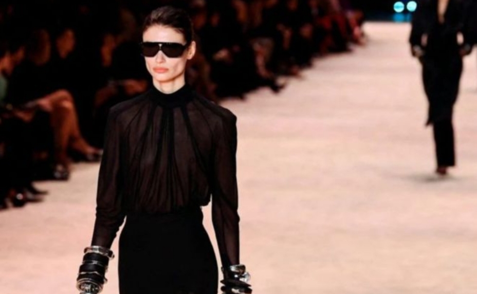 Rumah Mode Prancis Yves Saint Laurent  Menampilkan  Gaun Koktail