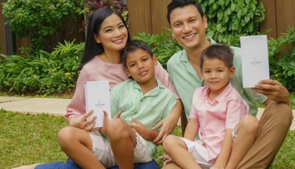 Titi Kamal dan Christian Sugiono Tes DNA, Ada Apa!!