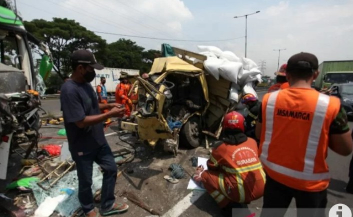 Kecelakaan Maut Bus VS Truk di Tol Dupak Telan korban Jiwa