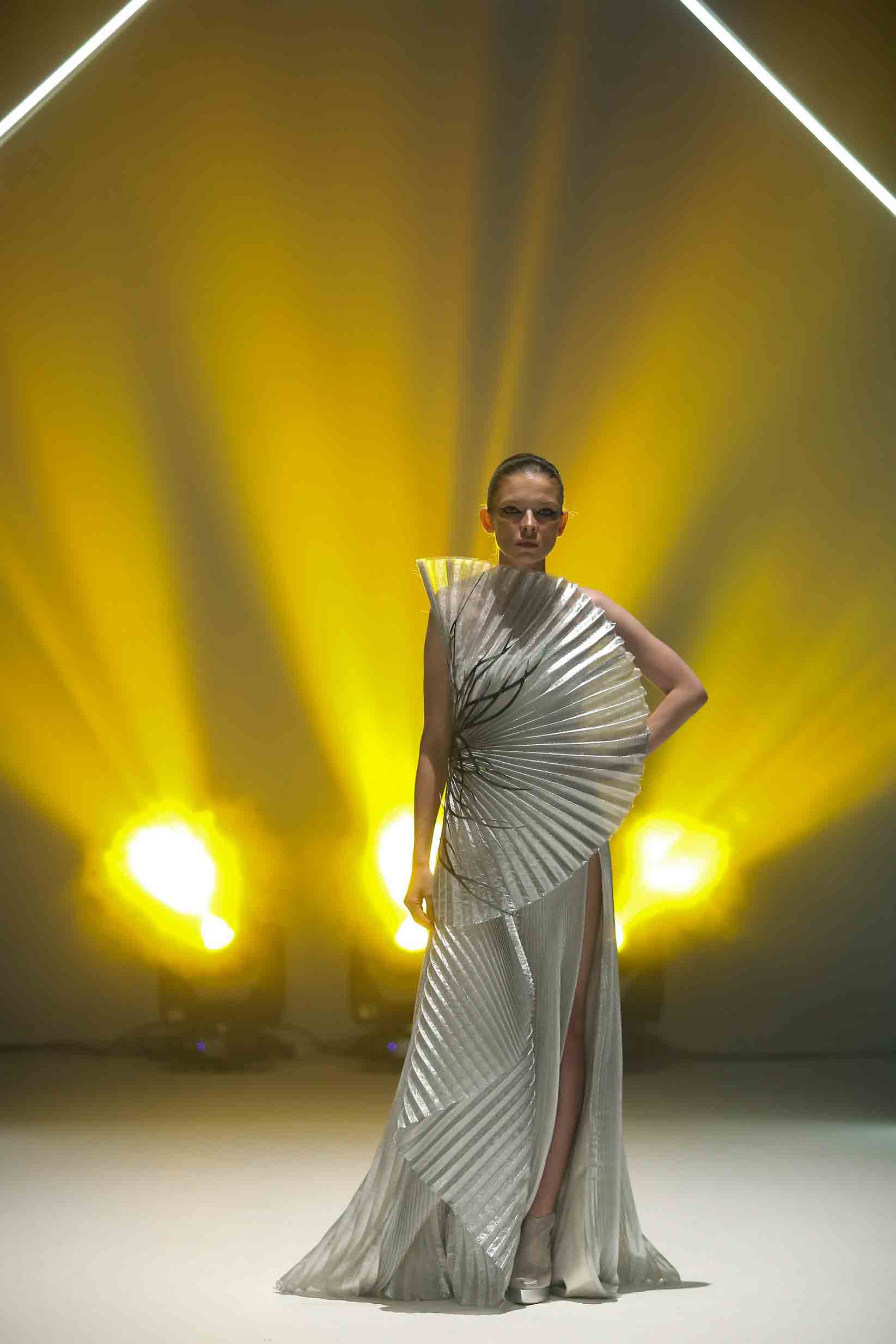 Desainer Tanah Air Monica Ivena menggelar fashion show bertajuk Resilience. (Dok. Monica Ivena)