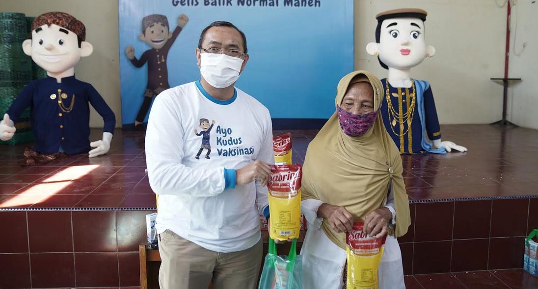 Pembagian minyak goreng menjadi daya pikat bagi lansia untuk mengikuti vaksinasi covid-19 yang diselenggarakan oleh Djarum Foundation di Desa Bulungcangkring, Jekulo, Kudus, Kamis (24/3). foto : ist