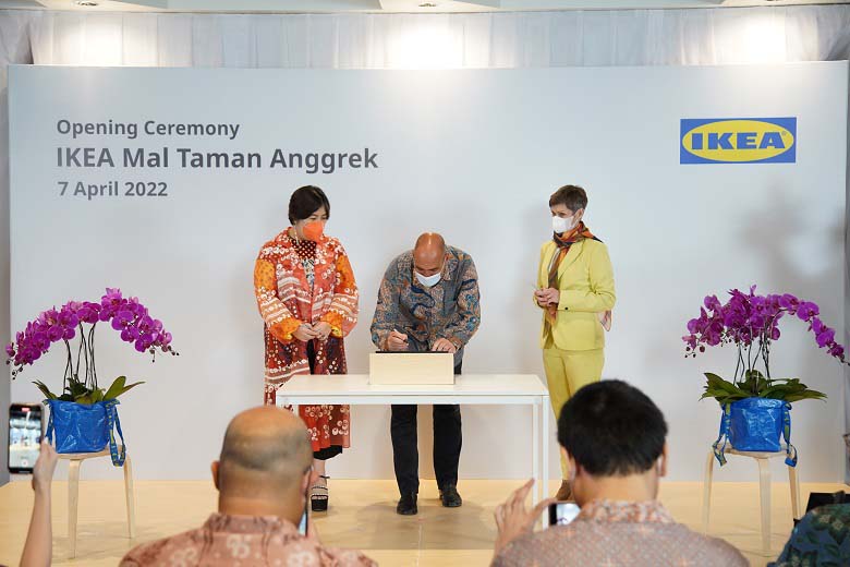 (Ki-Ka) Direktur Mulia Group, Jocelyne S. Tjandra, President Director of PT Rumah Mebel Nusantara (IKEA Indonesia), Patrik Lindvall, dan Duta Besar Swedia untuk Indonesia, HE Marina Berg, melakukan penandatanganan plakat sebagai simbol dari pengesahan IKEA Mal Taman Anggrek. IKEA kini hadir di Mal Taman Anggrek untuk membawa solusi dan inspirasi perabot rumah tangga terjangkau bagi masyarakat di pusat kota Jakarta. Foto Indoposnews.co.id/ist