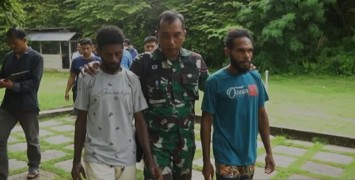 Personel TNI AD berjalan bersama dua anggota TPNPB-OPM di Kaimana yang menyerahkan diri. Mereka menyerahkan diri ke Koramil 1804-07/Kambrauw Kampung Sunua, Distrik Kambrauw, Kabupaten Kaimana, Papua Barat. ANTARA/Hans Kapisa