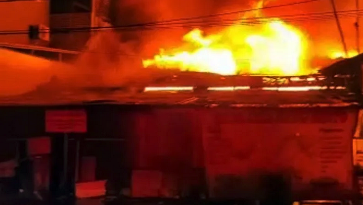 Kebakaran di kawasan Duri Kepa, Jakarta Barat, Selasa (2/1/2022). ANTARA