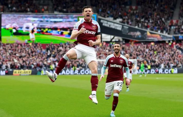 Pemain West Ham United Aaron Cresswell merayakan gol bersama satu tim Said Benrahma dalam pertandingan Liga Inggris melawan Everton di Stadion London, London Inggris, 3 April 2022. (Action Images via Reuters/PETER CZIBORRA)