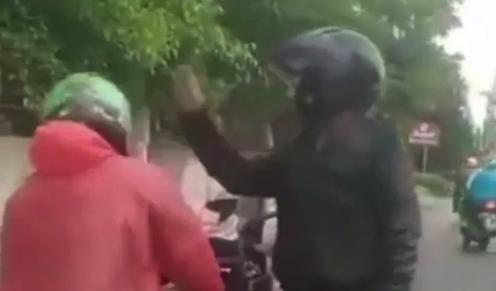 Tangkapan layar video viral oknum polisi lakukan tindakan kekerasan kepada warga di kawasan Kebon Jeruk, Jakarta Barat, Selasa (5/4/2022). ANTARA/Twitter/@@nickpegal9yaho/Walda.